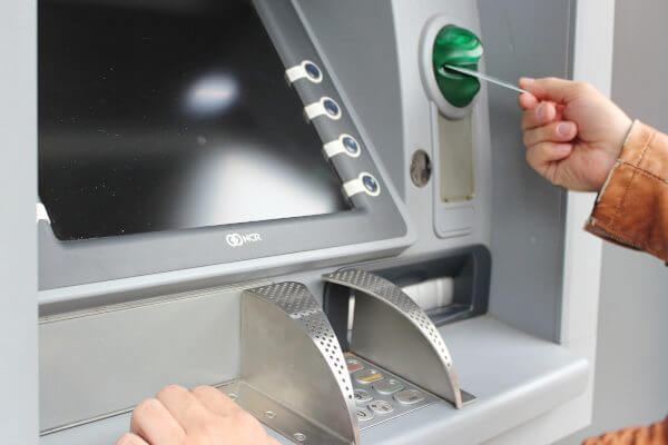 Überwachter Geldautomat mit Bankkunde mit Karte