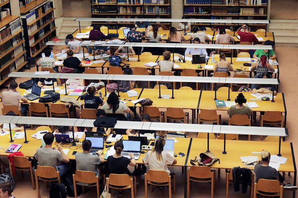 Studenten studieren sicher in der Bücherei