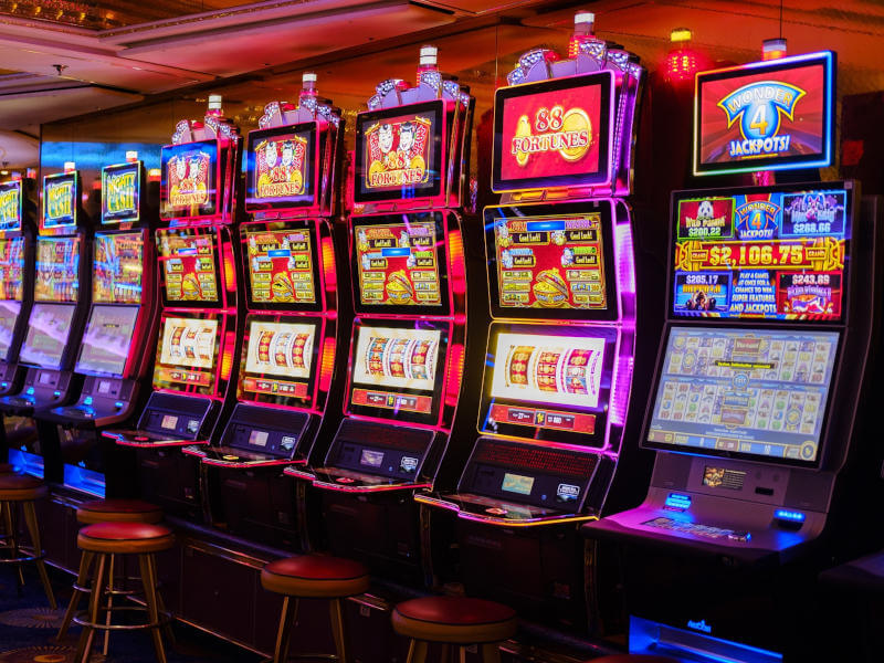 Eine Reihe von Spielautomaten in einem Casino