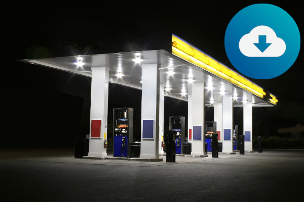 Tankstelle bei Nacht mit dem Logo des Cloudspeichers