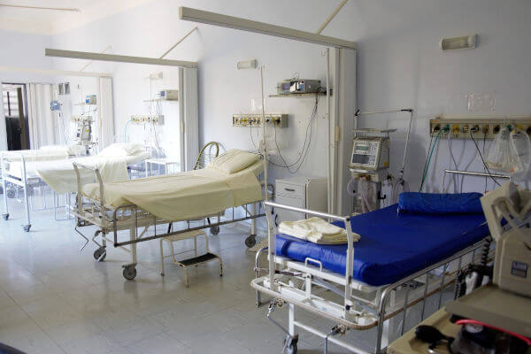 Krankenhauszimmer mit leeren Betten und Überwachungssicherheit