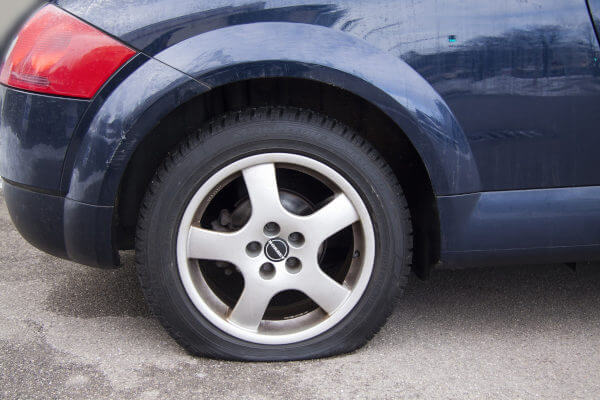 Audi mit Platten im Hinterreifen
