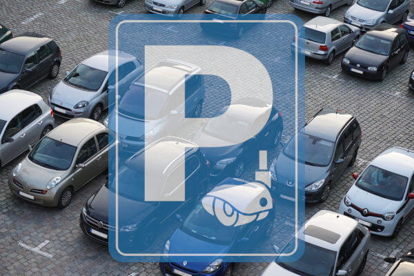 Parkplatz mit durchsichtigem Parkplatzschild im Vordergrund
